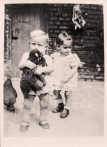 Childhood photo of Gert Rausch with a Chiken and a friend