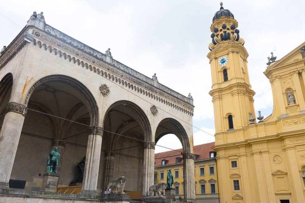 Lions-sculptures-Feldherrnhalle-Theatine-Church-Odeonsplatz-Munich