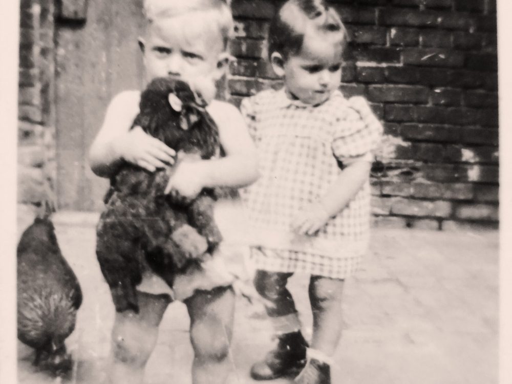 Childhood photo of Gert Rausch with a Chiken and a friend