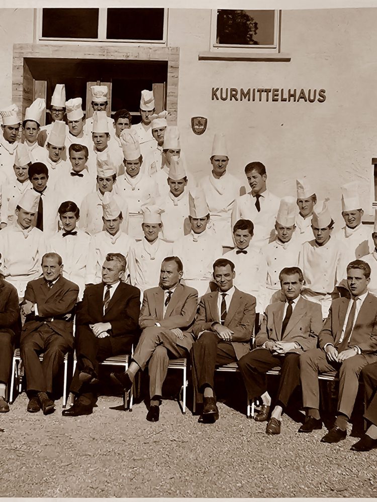 Large group photo of chefs and instructors outside the Kurmittelhaus.