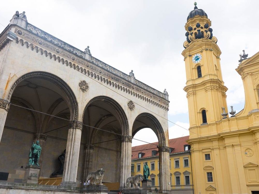 Lions-sculptures-Feldherrnhalle-Theatine-Church-Odeonsplatz-Munich